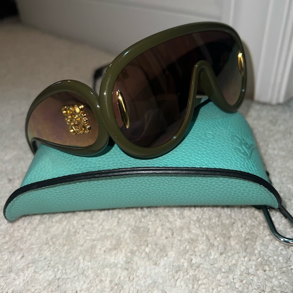 Wave mask sunglasses in acetate with an Anagram on the arm.
International fit